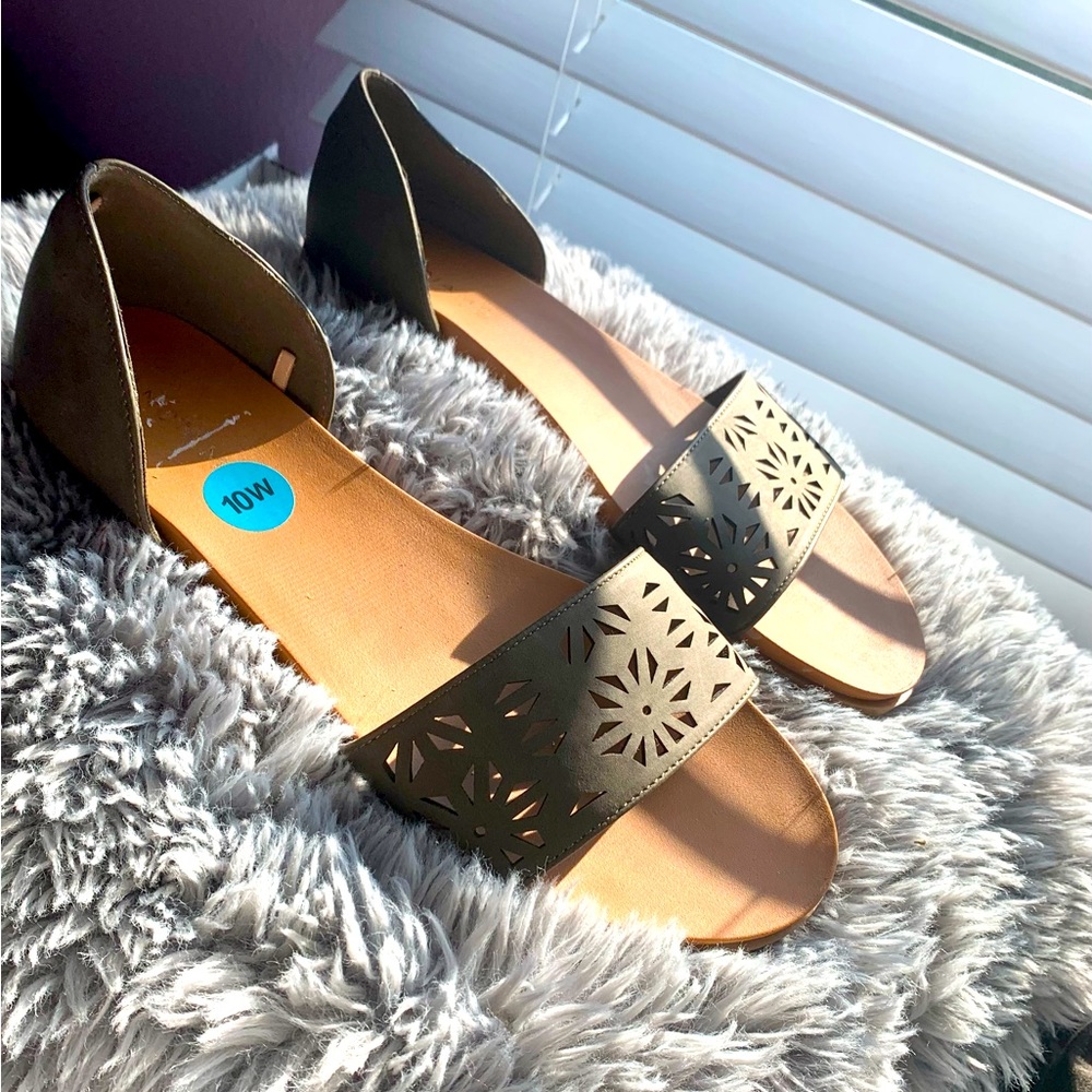 Size 10W Flats with Back, Olive Green